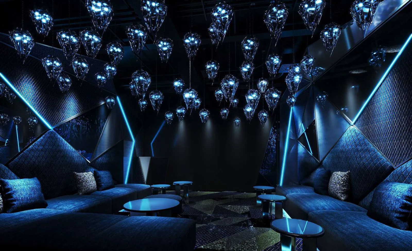 Party Room。ブルーのクリスタルのペンダントライトと、ネイビーのソファ席